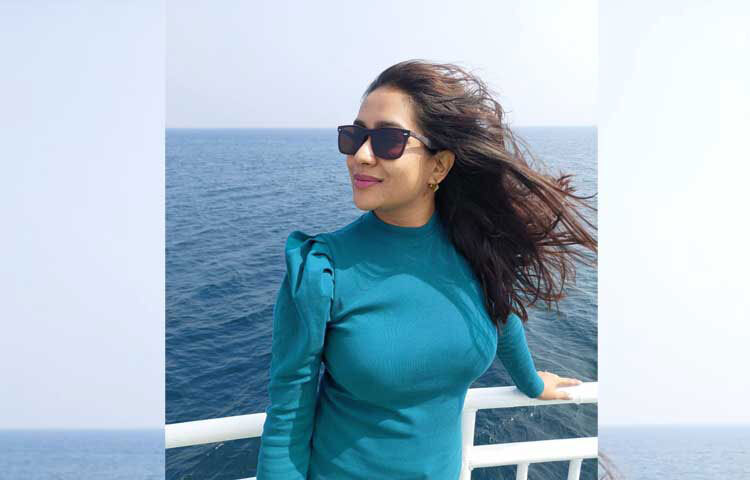 ফুলহাতা টপস আর চোখে রোদচশমায় দারুণ মানিয়েছে তাকে। ছবি: ফেসবুক থেকে