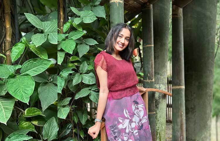 মেরুন টপ আর ফুলেল স্কার্টে স্নিগ্ধ নায়িকা। ছবি: ইনস্টাগ্রাম