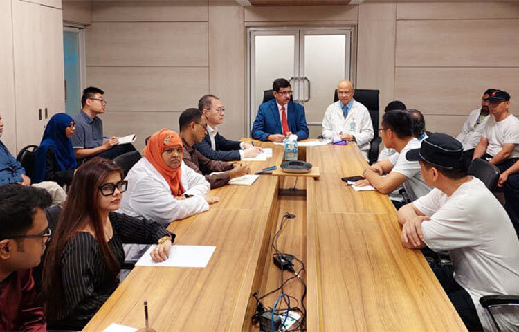 বৈষম্যবিরোধী আন্দোলনে আহতদের সব ধরনের চিকিৎসা সহায়তা দিতে প্রস্তুত চীনা বিশেষজ্ঞরা। এছাড়াও চীনে নেওয়ার প্রয়োজন হলে সেই ব্যবস্থাও করা হবে বলে জানিয়েছে চীনের বিশেষজ্ঞ দলটি। আজ জাতীয় চক্ষুবিজ্ঞান ইনস্টিটিউট হাসপাতালের রোগী ও চিকিৎসা সক্ষমতা পর্যবেক্ষণের সময় ১০ সদস্যের চীনের চিকিৎসক প্রতিনিধি দলটি এ কথা জানান। ছবি- জাগো নিউজ