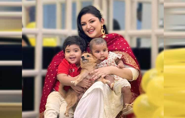 বর্তমানে দুই সন্তান ও কাজ নিয়ে ব্যস্ত সময় পার করছেন জনপ্রিয় এই নায়িকা।