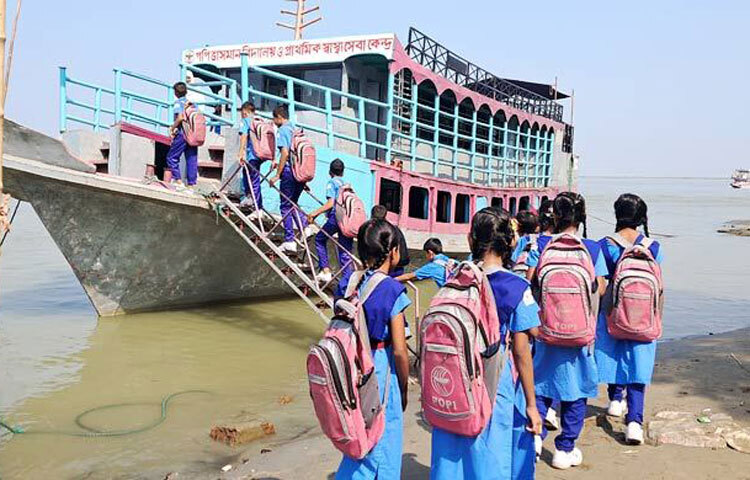 বিনামূল্যে বই, খাতা, কলম, জ্যামিতি বক্স, স্কুলড্রেস, ব্যাগ, জুতা, টিফিন ও চিত্ত মনোরঞ্জনের জন্য খেলাধুলার আয়োজন এমনকি সার্বক্ষণিক স্বাস্থ্যসেবা প্রদানের সুবিধা। অবিশ্বাস্য এমনই সব মানবিক সহযোগিতা নিয়ে কিশোরগঞ্জের হাওর উপজেলা নিকলীর ঘোড়াউত্রা নদী পাড়ের দুটি ইউনিয়নের সুবিধাবঞ্চিত শিশুদের মধ্যে শিক্ষার আলো ছড়াচ্ছে সাতটি ভাসমান স্কুল। ছবি: জাগো নিউজ