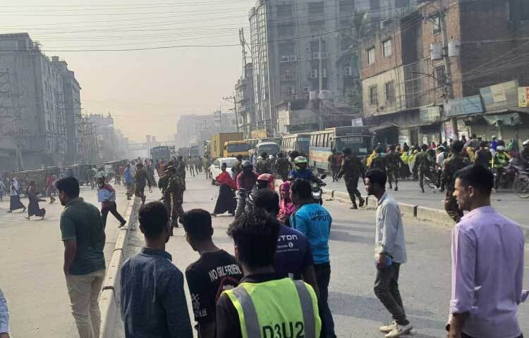 কারখানার শ্রমিকরা জানান, শনিবার সন্ধ্যায় তারা কারখানায় কাজ করে বাড়ি ফিরে গেছেন। রোববার সকাল ৮টার দিকে কারখানায় কাজে যোগ দিতে এসে প্রধান ফটকে লে অফ ঘোষণা করার চিঠি দেখতে পান।