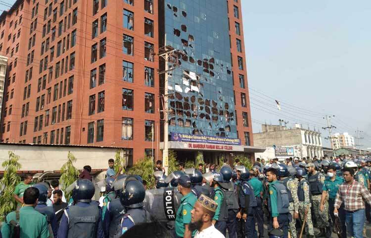 তবে হামলা থেকে রক্ষা পেতে কলেজের গেট বন্ধ করে দিয়েছেন মোল্লা কলেজের শিক্ষার্থীরা।