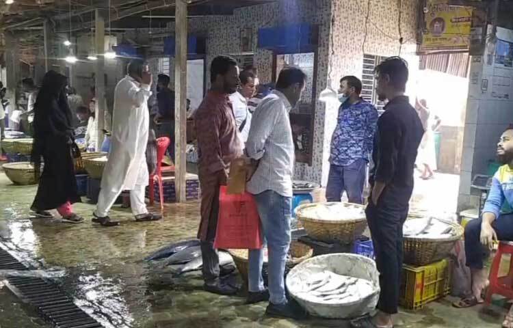 সমুদ্র ও দক্ষিণাঞ্চলের ইলিশের দামের পাশাপাশি চাঁদপুরের ইলিশের দাম বেশ চড়া। বর্তমানে এককেজি ওজনের ইলিশ বিক্রি হচ্ছে ২৬০০ থেকে ২৮০০ টাকায়। এছাড়া এককেজির নিচে ৬০০-৮০০ গ্রামের ইলিশ ২ হাজার থেকে ২২০০ টাকা পর্যন্ত বিক্রি হচ্ছে।