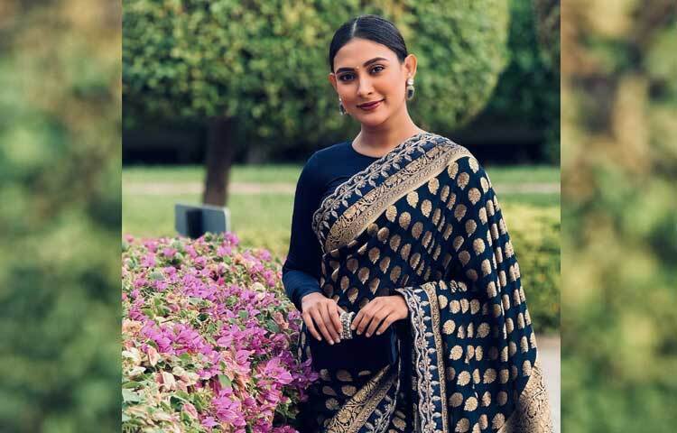 গ্র্যান্ড ওপেনিংয়ের দিন পরেছেন অদ্রিয়ানা এক্সক্লুসিভসের নেভি ব্লু শাড়ি।