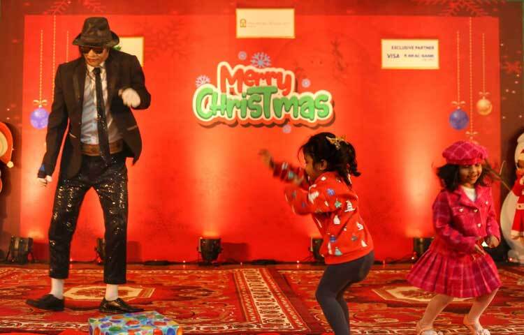 শিশুরা প্রাণ খুলে নাচছে ও আনন্দ করছে।