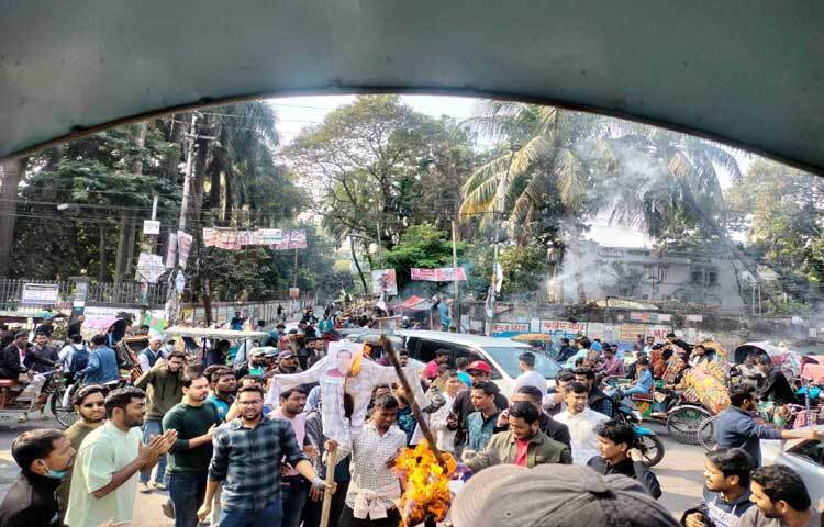 কমিটি বিলুপ্ত ঘোষণা না করা পর্যন্ত বর্তমান কমিটি ক্যাম্পাসে অবস্থান নিতে পারবে না বলে জানান বিক্ষোভে অংশ নেওয়া নেতাকর্মীরা।