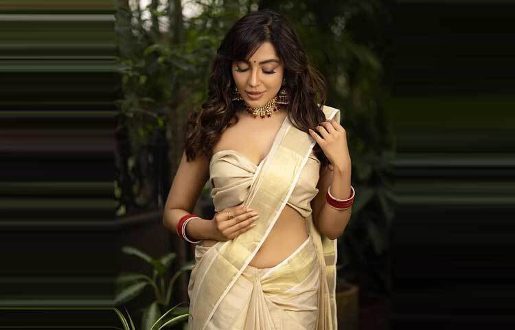 সাউথ স্টাইলে ড্রেপের শাড়ি আর সাদামাটা সাজে মায়াবী অভিনেত্রী।