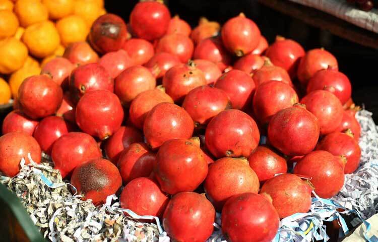 ডালিম ৪০০ টাকা।