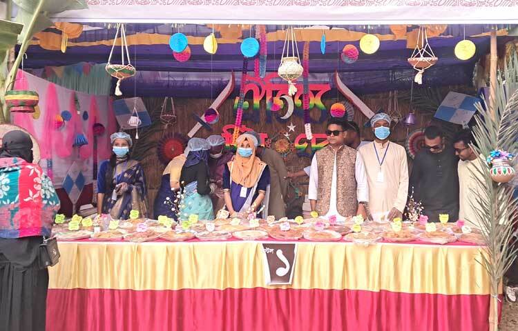 ২২ স্টলে দুই শতাধিক পিঠা দেখা গেছে। একেকটির স্বাদ একেক রকম। একেকটি দোকানে একেক ধরনের পিঠা থাকায় সবগুলোর নামও জানা যায়নি।