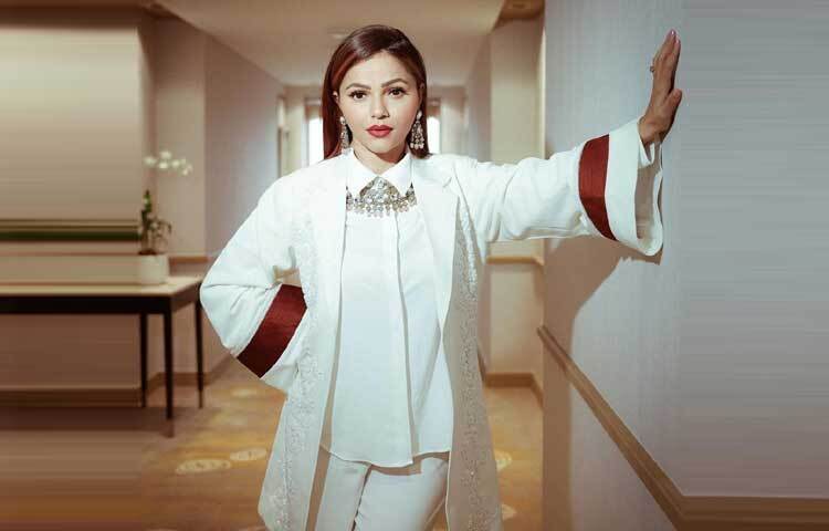 জনপ্রিয়তার তুঙ্গে থাকা অবস্থায় সাত পাকে বাঁধা পড়েন জনপ্রিয় এই তারকা।