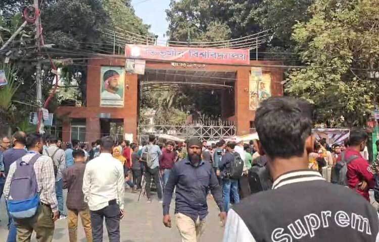 এদিকে দুপুর পৌনে ১টার দিকে শিক্ষার্থীদের উপস্থিতি বেড়েছে। এসময় তারা গুলশান থেকে মহাখালী ও মহাখালী থেকে গুলশান যাওয়ার সড়কে বাঁশ ফেলে অবরোধ শুরু করেছেন।