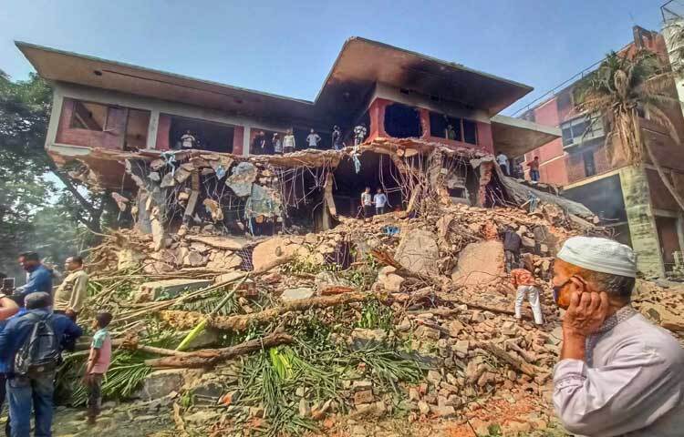 গতকাল সন্ধ্যা থেকেই ছাত্র-জনতা মিছিল নিয়ে ৩২ নম্বরের এই বাড়িটিতে আসেন এবং ভাঙচুর শুরু করেন।