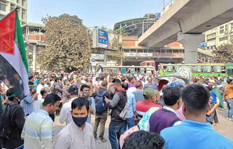 ঘটনাস্থলে অতিরিক্ত পুলিশ মোতায়েন করা হয়েছে।