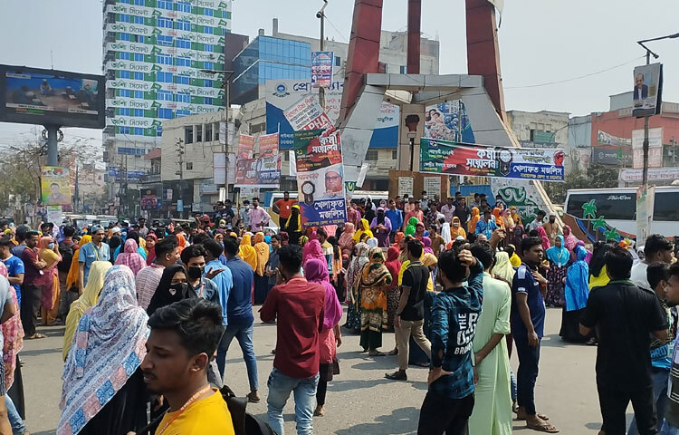 ১৭ ফেব্রুয়ারি দুপুর ১২টা থেকে ফতুল্লার নয়ামাটি এলাকার ইউরোটেক্স নিটওয়্যার লিমিটেডের শ্রমিকরা এই অবরোধ করেন।