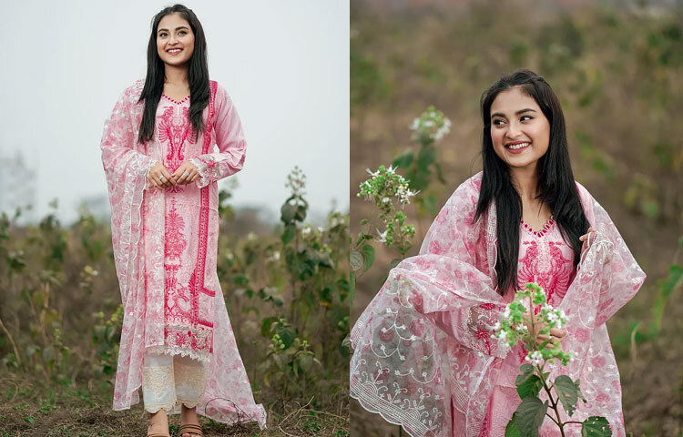 হালকা গোলাপি কামিজে গাঢ় গোলাপি ফুলেল এমব্রয়ডারি ও সাদা অরগাঞ্জা ফেব্রিকের ওড়নার সঙ্গে হালকা সাজে অপরূপ লাগছে তাকে।
