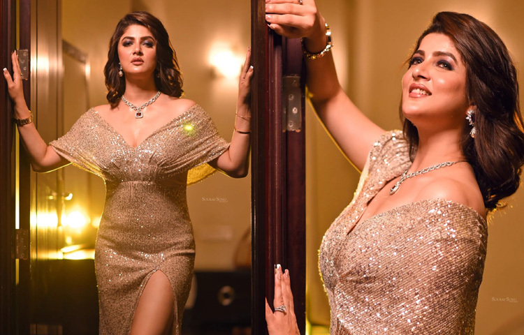 থাই স্লিট দেওয়া সিকুইনের ঝলমলে গাউনে লাস্যময়ী শ্রাবন্তী।