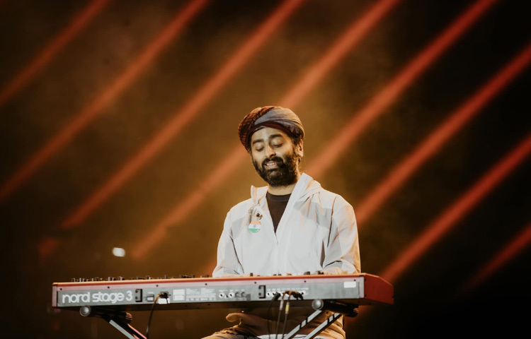 ২০১৩-এ ‘আশিকি ২’ সিনেমায় অরিজিতের গলায় ‘তুম হি হো’ গান ব্যাপক জনপ্রিয়তা অর্জন করে। এরপরই ক্যারিয়ারে মোড় ঘুরে যায় অরিজিতের। ৫৯তম ফিল্মফেয়ার অ্যাওয়ার্ডসে সেরা পুরুষ কণ্ঠের পুরস্কার জিতে নেন অরিজিৎ।