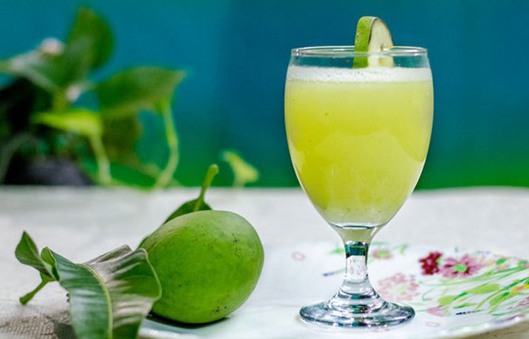 কাঁচা আমে থাকা ভিটামিন সি, এ এবং প্রয়োজনীয় পুষ্টিগুণ রোগ প্রতিরোধ ক্ষমতা বৃদ্ধি করে, দৃষ্টিশক্তি উন্নত করে, ত্বক ও চুলকে সুস্থ করে তোলে এবং প্রোস্টেট ক্যান্সারের ঝুঁকি কমায়।