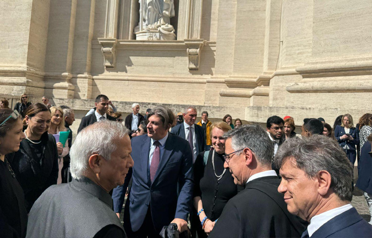 প্রধান উপদেষ্টার ডেপুটি প্রেস সেক্রেটারি আবুল কালাম আজাদ মজুমদার জানান, পোপ ফ্রান্সিস ছিলেন অধ্যাপক মুহাম্মদ ইউনূসের কাজের এক বিশাল অনুরাগী। বিশ্বজুড়ে প্রান্তিক জনগণের জন্য তার উদ্যোগ এবং ‘তিন শূন্য’ দৃষ্টিভঙ্গির (যেখানে থাকবে না কোনো বেকারত্ব, দারিদ্র্য ও কার্বন নিঃসরণ) প্রতি ছিল তার গভীর সম্মান।