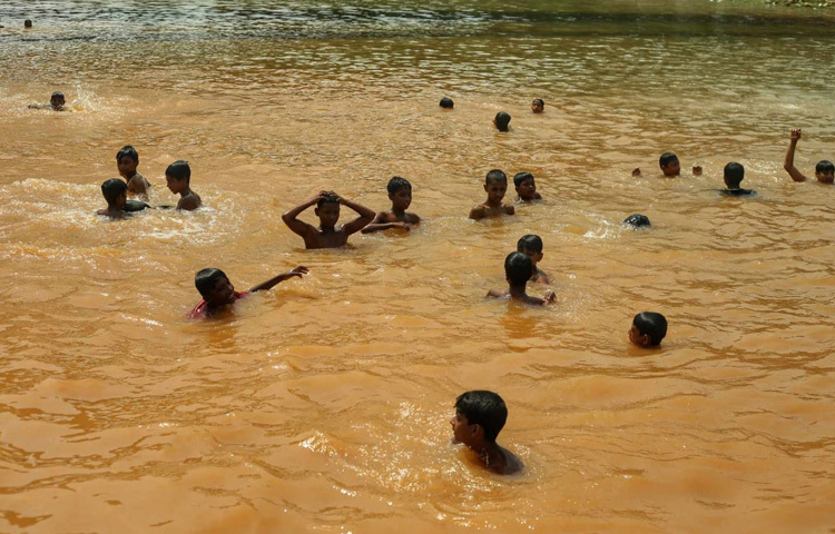 এই দৃশ্যের সাক্ষী হতে হতে মন যেন হঠাৎ উড়ে যায় পুরনো কোনো দুপুরে। যখন স্কুল ছুটির পর বই-খাতা ছুড়ে ফেলে পুকুরের পানিতে ঝাঁপিয়ে পড়তাম। তখন ছিল না মোবাইল ফোন, ছিল না সোশ্যাল মিডিয়ার আসক্তি; ছিল শুধু প্রকৃতি আর প্রাণভরা দুরন্তপনা।