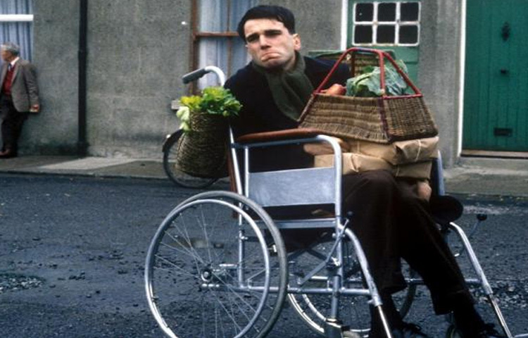 ‘মাই লেফট ফুট’ ছবির জন্য তিনি হুইলচেয়ারে বসেই পুরো শুটিং শেষ করেছিলেন। সেটে কেউ তাকে দাঁড়াতে দেখেনি।