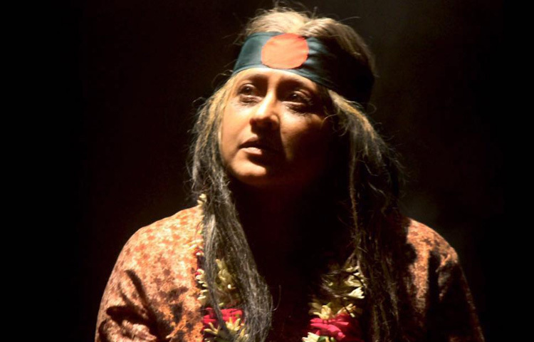 সুমাইয়া শিমু এমন একজন অভিনেত্রী, যার উপস্থিতি দর্শকের হৃদয়ে একধরনের প্রশান্তি নিয়ে আসে। তাকে দেখতে দেখতে দর্শক চরিত্রের ভেতর ডুবে যায়, ভুলে যায় সময়।