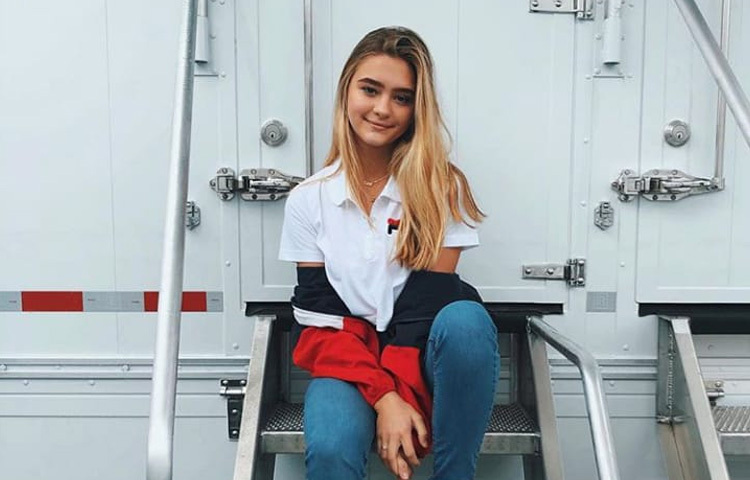 শুধু অভিনয়েই সীমাবদ্ধ নয়, লিজি গ্রিনি তার ব্যক্তিগত জীবনেও বেশ প্রভাবশালী। তিনি সামাজিক যোগাযোগমাধ্যমেও বেশ সরব। তার ভক্তরা তাকে অনুপ্রেরণা হিসেবে দেখে এবং তার প্রতিটি পোস্টে প্রশংসায় ভরিয়ে তোলে।