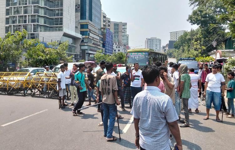 এর আগে আওয়ামী লীগ নিষিদ্ধের দাবিতে ৭ মে রাত ১০টার দিকে প্রধান উপদেষ্টার বাসভবন যমুনার সামনে অবস্থান নেন হাসনাত আব্দুল্লাহ। পরে সেখানে যান এনসিপির আহ্বায়ক নাহিদ ইসলাম, সদস্যসচিব আখতার হোসেনসহ দলটির শীর্ষ নেতারা।