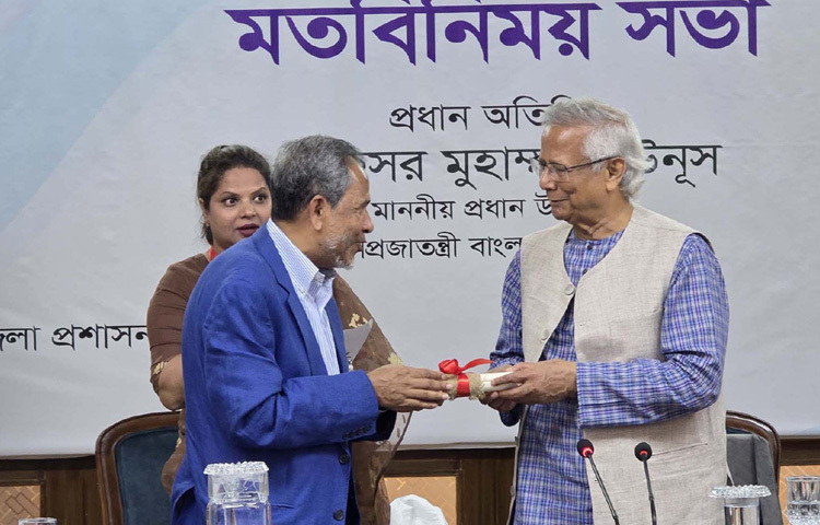 চট্টগ্রাম সার্কিট হাউজের সভাকক্ষে চট্টগ্রাম হার্ট ফাউন্ডেশন হাসপাতালের জন্য জমি বরাদ্দের দলিল ফাউন্ডেশনের চেয়ারম্যান মোহাম্মদ আব্দুস সালামের নিকট হস্তান্তর করেন প্রধান উপদেষ্টা প্রফেসর মুহাম্মদ ইউনূস। ছবি: পিআইডি