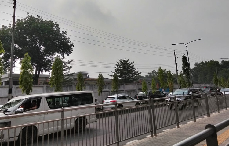 যান চলাচল থেমে থাকায় সবচেয়ে বেশি ভোগান্তিতে পড়েন অফিসগামী মানুষ, রোগী ও পরীক্ষার্থীসহ জরুরি প্রয়োজনে বের হওয়া মানুষজন। অনেককে গাড়ি থেকে নেমে হেঁটে যেতে দেখা যায়।