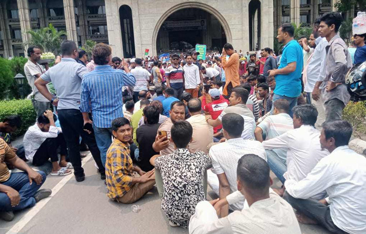 বিক্ষোভকারীদের দাবি, ২০২০ সালের নির্বাচনে তারা ভোট দিয়ে ইশরাককেই জয়ী করেছিলেন। কিন্তু ফল জালিয়াতি করে তাকে পরাজিত দেখানো হয়েছিল। এখন আদালতের রায়ে তিনি জয়ী হলেও দায়িত্ব বুঝিয়ে দেওয়া হচ্ছে না। তারা অভিযোগ করেন, এটি জনগণের রায়ের প্রতি অবজ্ঞা।
