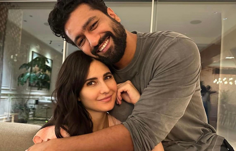 ভিকি কৌশলের ব্যক্তিজীবন নিয়েও মানুষের কৌতূহল কম নয়। আর থাকবে না-ই বা কেন? ক্যাটরিনা কাইফের মতো একজন গ্ল্যামার কুইনের সঙ্গে তার সাদামাটা, নিঃশব্দ সম্পর্ক যেন ঠিক বাস্তব রূপকথার মতো।