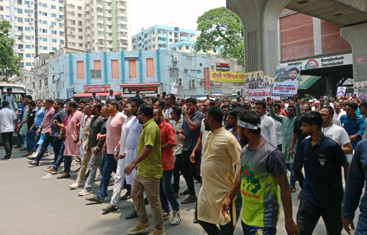 তারা বলছেন, আদালতের রায়ের পর ইশরাক হোসেন কেন শপথগ্রহণ করানো হচ্ছে না সেটি আমাদের প্রশ্ন। আমরা অবিলম্বে জনতার মেয়র ইশরাক হোসেন নগর ভবনে দেখতে চাই। আমরা চাই অবিলম্বে তাকে শপথ পড়ানো হোক।