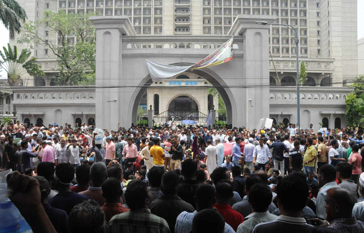 সকাল থেকে ঢাকা দক্ষিণ সিটি করপোরেশন নগরভবনের প্রধান ফটকের সামনে ‘ঢাকাবাসী’ ব্যানারে অবস্থান নিয়ে বিক্ষোভ করছেন আন্দোলনকারীরা।