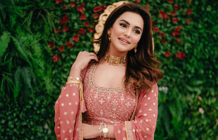 তার পোশাক থেকে শুরু করে মেকআপ, হেয়ারস্টাইল সবই যেন তার ব্যক্তিত্বের সঙ্গে মিলেমিশে এক আলাদা ছাপ ফেলে।