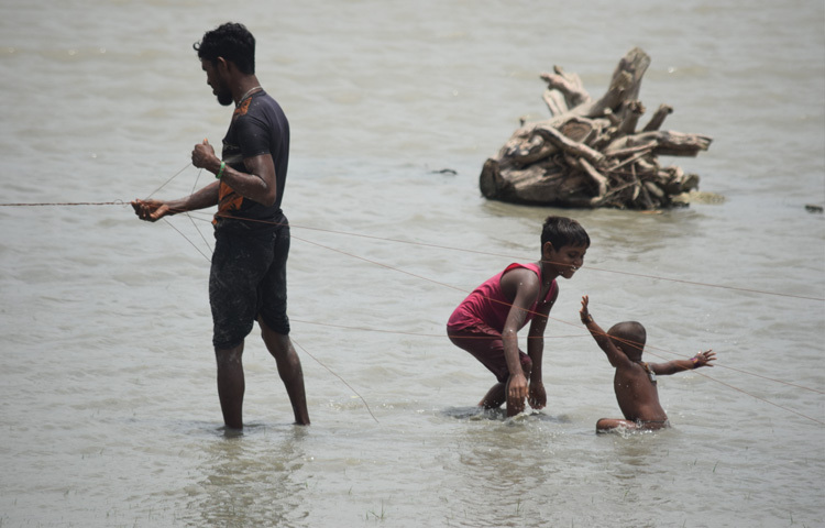 কাছাকাছি সবাই। বোঝা সহজ তারা একই পরিবারের। স্বামী-স্ত্রীর সঙ্গে দুই ছেলে। পানি যেখানে খুব কম, সেখানে দাঁড়ানোর পর কোলের শিশুটিকে রাখলেন বাবা। মায়ের কাছে থাকা বড় ছেলেটি দৌড়ে এলো। তারা খুনসুটিতে মাতল। ছোট ভাইকে কাছে পেয়ে বড় ভাই খুব উচ্ছ্বসিত। বড় ছেলের দায়িত্বে ছোট ছেলেকে দিয়ে নারীর সঙ্গে কাজে জুড়লেন পুরুষ।