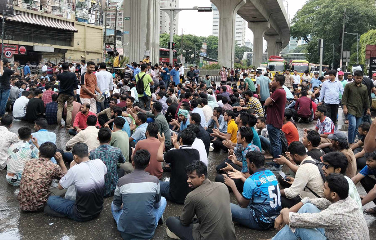 আন্দোলনকারীদের হোটেল ইন্টারকন্টিনেন্টাল মোড় এবং শাহবাগ মোড়ে অবস্থান নিয়ে বিভিন্ন স্লোগান দিতে দেখা গেছে।