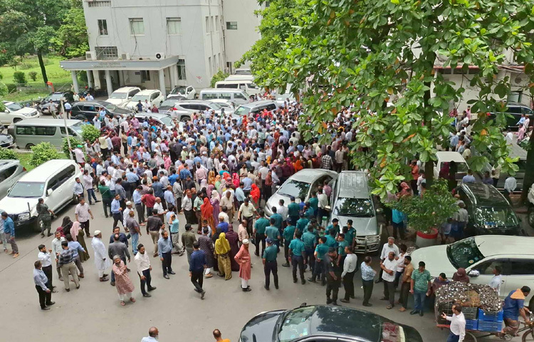 এরপর বেলা সোয়া ১১টার দিকে তাদের সঙ্গে যোগ দেয় সচিবালয় কর্মকর্তা-কর্মচারী সংযুক্ত পরিষদের অন্য অংশ। এই অংশের নেতৃত্বে রয়েছেন মো. নূরুল ইসলাম এবং মুজাহিদুল ইসলাম।