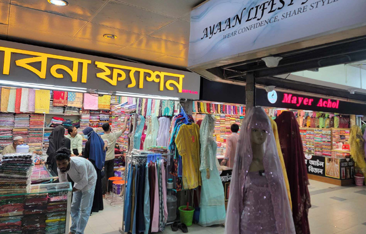 অনেকের মতে, কোরবানির ঈদে পোশাক বা অন্যান্য পণ্যের বিক্রির তুলনায় পশুর হাটে বেশি অর্থব্যয় হয়। অনেকেই এখন থেকেই কোরবানির পশু কেনার জন্য টাকা জমাচ্ছেন। ফলে শপিংমলে ভিড় নেই, দোকানগুলো ফাঁকা।