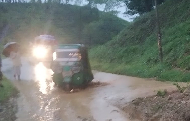 পাহাড় ধসের কারণে সেখানে থাকা পাহাড়ি গাছ সড়কের ওপর পড়ে দুই পাশের চলাচলের রাস্তা বন্ধ হয়ে যায়। এসময় সড়কের দু’ধারে গাড়িগুলো যানজটের কবলে পড়ে। ব্যস্ততম সড়কটি ৩০ মিনিটের মতো বন্ধ থাকে।