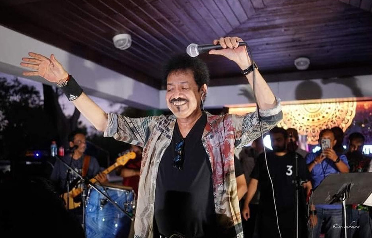 বাংলা আধুনিক গানে কুমার বিশ্বজিৎ এক নতুন স্বাদ এনেছিলেন। তার গলায় প্রেম মানে ছিল গভীরতা, শুদ্ধতা আর আবেগের স্নিগ্ধ ছোঁয়া। ‘তুমি যেই যাও সেজে’, ‘তোর চোখে আমি হারিয়ে যাই’, ‘তুমি রোজ বিকেলে আমার বাগানে’-এসব গান শুধু গানের তালিকায় পড়ে না, পড়ে শ্রোতার জীবনের গল্পে।