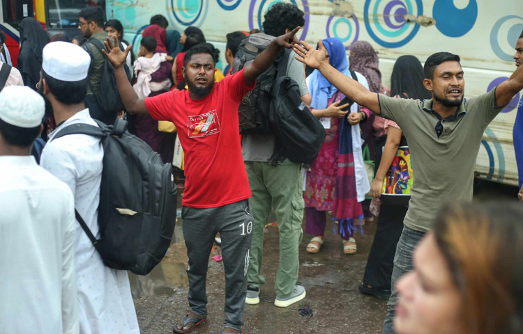 ভাড়া বেশি নিচ্ছে অনেক পরিবহন, অভিযোগ আছে সময়মতো বাস না পাওয়ার। তারপরও মানুষ হাল ছাড়ছে না। কেউ দাঁড়িয়ে, কেউ মাটিতে বসে, কেউবা ছাউনি খুঁজে বিশ্রাম নিচ্ছেন একটু। কিন্তু চোখের দিকে তাকালেই বোঝা যায়, এই অপেক্ষার শেষে রয়েছে আত্মীয়ের কোল, গ্রামের মেঠোপথ, ঈদের নামাজের জামাত।