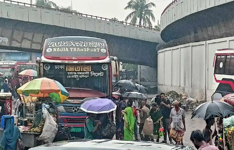 কেউ পরিবারের সঙ্গে ঈদ করতে পাড়ি জমাচ্ছেন দূরপাল্লার পথে, কেউবা কাজ শেষে ফিরছেন গ্রামের বাড়ি; কিন্তু সবার পথেই এখন বাধার নাম বৃষ্টি আর জ্যাম। আনন্দের যাত্রা তাই বিষাদের ছায়ায় ঢাকা পড়ে যাচ্ছে এক পশলা বর্ষণে।