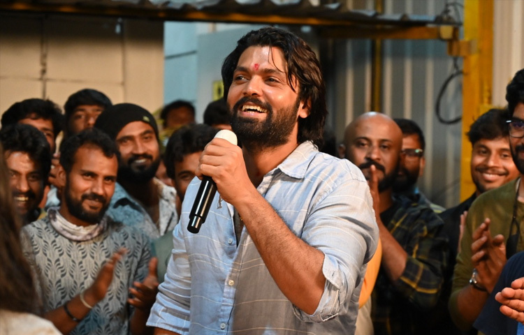 ‘কিরিক পার্টি’ সিনেমার গল্প মূলত কলেজ জীবন ঘিরে, তবুও রক্ষিতের ‘কর্ণ’ চরিত্রে অভিনয় ছিল স্মারক। কনফিডেন্ট, রোমান্টিক, আবার একসময় ভাঙচুরে মনোভাব সবকিছুতেই রক্ষিত দক্ষতার ছাপ রেখেছেন।