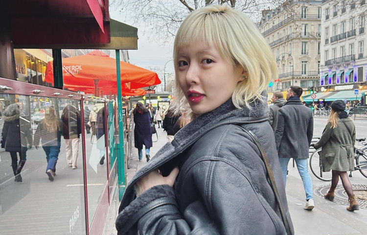 হিউনা শুধু গানেই নয়, নিজস্ব ফ্যাশন সেন্স, সাহসী মেকওভার ও আত্মবিশ্বাসী উপস্থিতির জন্যও তরুণদের অনুপ্রেরণা। তার প্রতিটি স্টেজ লুক, ফটোশুট ও ভিডিও নতুন ট্রেন্ড তৈরি করে।