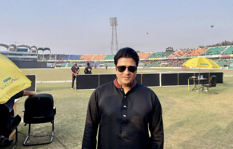 চলচ্চিত্রে আসার আগে ফেরদৌস র‌্যাম্পে মডেল হিসেবে কাজ করেছেন ফ্যাশন সেক্টরে। আন্তর্জাতিক ফ্যাশন ডিজাইনার বিবি রাসেলের হাত ধরে র‌্যাম্পে তার হাতেখড়ি।