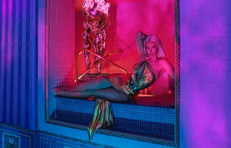 ২০১১ সালে ইগি ইউটিউবে নিজের মিক্সটেপ গান পোস্ট করতে থাকেন। তার ‘পুসি’ এবং ‘মাই ওয়ার্ল্ড’ গান দুটি ভাইরাল হয়ে যায়। ২০১২ সালে তার মিক্সটেপ ‘ইগনোরেট আর্ট’ মুক্তি পায়। এতে দেখা যায় এক ভিন্নধর্মী নারী র‍্যাপার, যিনি শুধু গ্ল্যামার নয়, শক্ত লিরিকস আর আত্মবিশ্বাসী ভঙ্গিমায় মাতিয়ে রাখতে পারেন শ্রোতাদের।