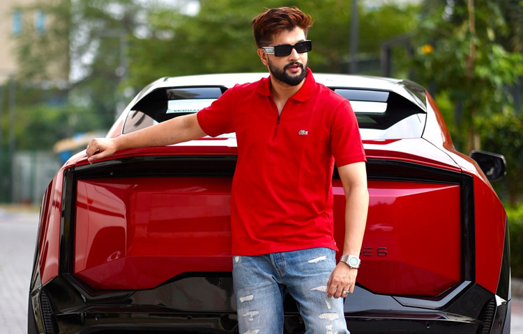 ফর্মাল শার্ট থেকে এথনিক পোশাক, ওয়েস্টার্ন আউটফিট থেকে ক্যাজুয়াল স্টাইল সবকিছুতেই নিজস্ব ছাপ রাখেন তিনি।