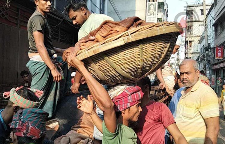 পবিত্র ঈদুল আজহার দ্বিতীয় দিনেও চলছে পশু কোরবানি। ঈদের প্রথম দিন থেকেই কোরবানির পশুর চামড়া সংগ্রহ শুরু হয়েছে। কোরবানির চামড়া অথবা চামড়ার মূল্য দান করার রীতি রয়েছে। বেশিরভাগ মানুষ পশুর চামড়া মাদরাসায় দিয়েছেন। ছবি: জাগো নিউজ